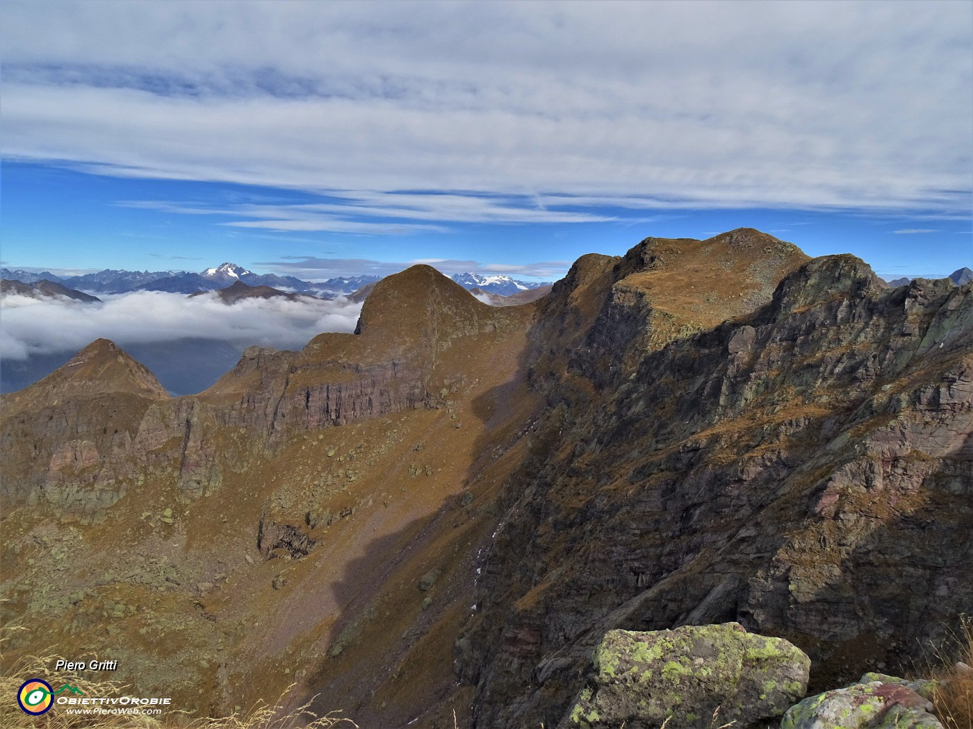 47 In primo piano Spondone (2445 m) e Monte del Tonale (2425 m) , oltre le Alpi.JPG